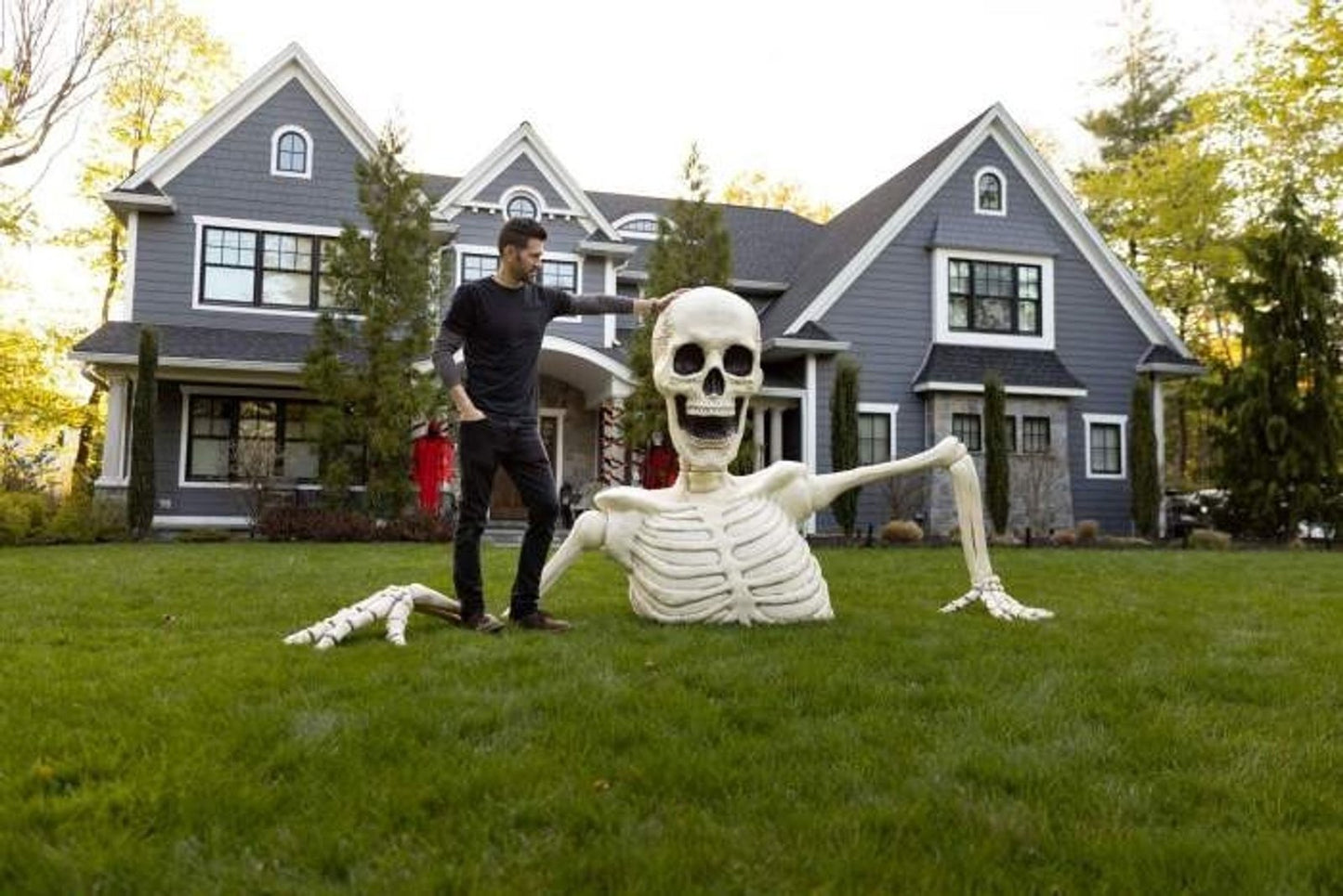 🎃Halloween Pre-sale 50% OFF🔥–Towering Skeleton with LED Eyes & Haunting Sounds👻